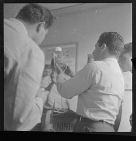 Fotografia "VIÚVA NEGRA'; INSETOS _ 'Viuva Negra (aranha)' - FAB e outras autoridades na Ilha do Governador vão dar caça e exterminar as Aranhas 'Viuvas [Viúvas] Negras'" ([Local n/d] , 1961) [negativo]. / Fotógrafo(a): L. SANTOS.  -- ITEM-0010.