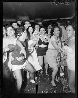 Fotografia "Reportagem sobre o carnaval no dia 31 de dezembro de 1952" ([Local n/d] , 1952) [negativo]. / Fotógrafo(a): Jader Neves.  -- ITEM-0013.