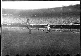 Fotografia "Futebol - R.J. (Campeonato Carioca - Jogo Botafogo x Fluminense), Seção: Esportes" ([Local n/d] , [Data n/d]) [negativo]. / Fotógrafo(a): Equipe.  -- ITEM-0124.