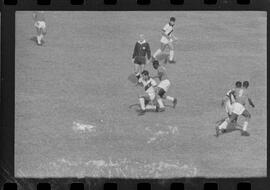 Fotografia "CAMPEONATO CARIOCA DE PROFISSIONAIS DE 1963 (1º TURNO) Jogos - Campeonato Carioca. Flamengo x Madureira (5 x 0) - Vasco x América (2 x 0) e Fluminense x Portuguesa (1 x 1). e Peter Kedzierski, homem voador dos EUA, (Vôo)" ([Local n/d] , 1963) [negativo]. / Fotógrafo(a): Equipe.  -- ITEM-0036.