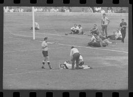 Fotografia "CAMPEONATO CARIOCA DE PROFISSIONAIS DE 1963' (1º Turno) Jogo Vasco da Gama x Olaria (1 x 0) no Maracanã" ([Local n/d] , 1963) [negativo]. / Fotógrafo(a): Demócrito; Ribeiro.  -- ITEM-0037.