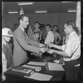 Fotografia "Prof. Hely Miranda com estudantes de Petrópolis na redação" ([Local n/d] , [Data n/d]) [negativo]. / Fotógrafo(a): Álvaro.  -- ITEM-0001.