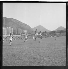 Fotografia "CAMPEONATO CARIOCA DE PROFISSIONAIS DE 1963 (1º TURNO) Jogos - Campeonato Carioca. Flamengo x Madureira (5 x 0) - Vasco x América (2 x 0) e Fluminense x Portuguesa (1 x 1). e Peter Kedzierski, homem voador dos EUA, (Vôo)" ([Local n/d] , 1963) [negativo]. / Fotógrafo(a): Equipe.  -- ITEM-0140.