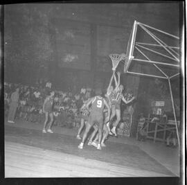 Fotografia "CAMP. BRAS. BASQUETE; 'BASQUETE = CAMPEONATO BRASILEIRO RALIZADO [REALIZADO] EM BRASÍLIA. BRASÍLIA - Campeonato Brasileiro de Basquete (Fases de jogos)" ([Local n/d] , 1963) [negativo]. / Fotógrafo(a): Neville.  -- ITEM-0014.