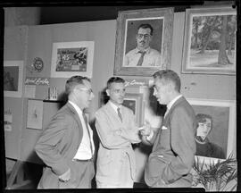 Fotografia "Salão de Propaganda: Visita do Samuel Wainer" ([Local n/d] , [Data n/d]) [negativo]. / Fotógrafo(a): [Autoria n/d].  -- ITEM-0003.