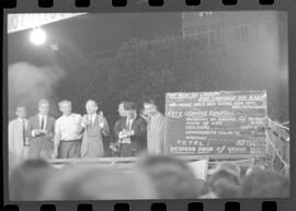 Fotografia "COMÍCIOS' Comício de Amaral Neto na Tijuca" ([Local n/d] , 1963) [negativo]. / Fotógrafo(a): L. Pinto.  -- ITEM-0001.