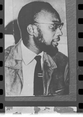 Fotografia "AMILCAR CABRAL LÍDER REVOLUCIONÁRIO DA GUINÉ; AMILCAR CABRAL Líder revolucionário da Guiné" ([Local n/d] , 1963) [negativo]. / Fotógrafo(a): L. Santos.  -- ITEM-0002.