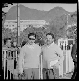 Fotografia "SWEPATAKE [SWEEPTAKE]' DE 1963' (G.P. BRASIL DE 1963) Reportagem com a Coberturas do G.P. Brasil, no Hip. da Gávea com Luiz Rigoni, Manoel Bezerra da Silva, Juan Marchant e Hector Pilar e o cavalo (CENCERRO), Reportagem de Santório" ([Local n/d] , 1963) [negativo]. / Fotógrafo(a): Diniz.  -- ITEM-0008.