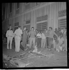 Fotografia "MONTEPIO DOS SERVIDORES PÚBLICOS DO ESTADO DA GUANABARA' Fila de Empréstimo Municipal, Reportagem de Waldinar" ([Local n/d] , 1963) [negativo]. / Fotógrafo(a): José Gomes.  -- ITEM-0005.