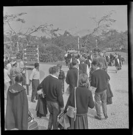 Fotografia "Coral de crianças alemãs. ('Coral de Bockeburg') em desembarque no Galeão" ([Local n/d] , 1963) [negativo]. / Fotógrafo(a): Méra.  -- ITEM-0003.