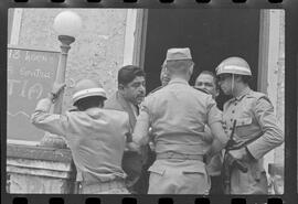 Fotografia "Conflitos' Violência Polícial no Sindicato dos Têxteis (Deputado Hercules Correia preso por defender as reformas de bases), Reportagem de Oscar Cardoso" ([Local n/d] , 1963) [negativo]. / Fotógrafo(a): Luiz Santos; Alvaro.  -- ITEM-0007.