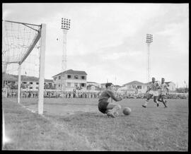 Fotografia "Futebol - Jogos diversos de domingo dia 30/12/1951" ([Local n/d] , 1951) [negativo]. / Fotógrafo(a): [Autoria n/d].  -- ITEM-0047.