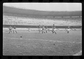 Fotografia "FUTEBOL = 'CAMPEONATO CARIOCA DE PROFISSIONAIS' Jogo Flamengo x Botafogo (3 x 1), America x Portuguesa (2 x 1), Madureira x Bangu (1 x 2), C. Grande x S. Cristovão (1 x 0) e C. Rio x Olaria (1 x 7), Reportagem de Esporte" ([Local n/d] , 1963) [negativo]. / Fotógrafo(a): Equipe.  -- ITEM-0113.