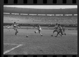 Fotografia "CAMPEONATO CARIOCA DE PROFISSIONAIS DE 1963' (1º Turno) Jogo Vasco da Gama x Olaria (1 x 0) no Maracanã" ([Local n/d] , 1963) [negativo]. / Fotógrafo(a): Demócrito; Ribeiro.  -- ITEM-0047.