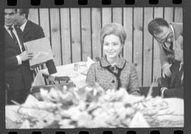 Fotografia "Churrascaria Gaúcha' Miss Paraná na Chur. Gaúcha Srta. Tania Maria Franco, homenageada com almoço na 'Churrascaria Gaúcha', Reportagem de Jonas Vieira" ([Local n/d] , 1963) [negativo]. / Fotógrafo(a): Adyr Vieira.  -- ITEM-0005.