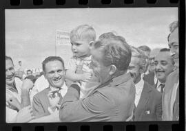 Fotografia "Jango em Recife; Jango Goulart em Recife. sendo recebido pelo Governador Miguel Arraes no Aeroporto do Estado.)" ([Local n/d] , 1963) [negativo]. / Fotógrafo(a): Sucursal.  -- ITEM-0026.