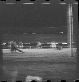 Fotografia "FUTEBOL = Jôgo [Jogo]: BOTAFOGO X OLARIA" ([Local n/d] , 1961) [negativo]. / Fotógrafo(a): Equipe.  -- ITEM-0004.