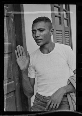 Fotografia "CRIME DE QUELEMENTE' EM COELHO DA ROCHA' Crime do Radialista em Coelho da Rocha (Suite com os assassinos, Manoel Lusia e Julio Araujo da Silva, assassinos de Amaro Florencio da Paz, o 'Quelemente')" ([Local n/d] , 1963) [negativo]. / Fotógrafo(a): Luiz Pinto.  -- ITEM-0004.