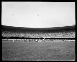 Fotografia "Futebol - Flamengo x Fluminense" ([Local n/d] , [Data n/d]) [negativo]. / Fotógrafo(a): Ângelo e Adir.  -- ITEM-0003.