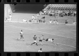 Fotografia "CAPEONATO [CAMPEONATO] CARIOCA DE 1963' (PROFISSIONAIS) (1º Turno) Jogo Famengo [Flamengo] x Campo Grande (5 x 0); Jogo Flamengo e Campo Grande, Reportagem de Esporte" ([Local n/d] , 1963) [negativo]. / Fotógrafo(a): Ribeiro; Demócrito.  -- ITEM-0084.