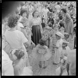 Fotografia "Baile Infantil no Clube Caiçaras (Filhos do Sr. Samuel)" ([Local n/d] , [Data n/d]) [negativo]. / Fotógrafo(a): [Autoria n/d].  -- ITEM-0003.