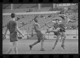 Fotografia "FUTEBOL = FLAMENGO F.C.' treino do Flamengo no Campo do Vasco da Gama" ([Local n/d] , 1963) [negativo]. / Fotógrafo(a): Demócrito Bezerra.  -- ITEM-0014.