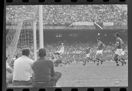 Fotografia "Jogos Campeonato Carioca; 'CAMPEONATO CARIOCA DE 1963' de PROFISSIONAIS (1º Turno) Jogos Vasco x Fluminense (3 x 1) Botafogo x Canto do Rio (3 x 0) America x Madureira (5 x 2) e Olaria x Portuguesa, Reportagem de Esporte" ([Local n/d] , 1963) [negativo]. / Fotógrafo(a): Equipe.  -- ITEM-0258.