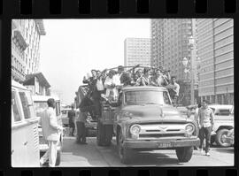 Fotografia "Sindicato dos Ferroviários' Leopoldina - Reunião no Sindicato dos Ferroviários - Volta ao trabalho" ([Local n/d] , 1963) [negativo]. / Fotógrafo(a): Ribeiro.  -- ITEM-0010.