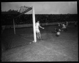 Fotografia "Esporte - Futebol - Fluminense x Madureira" ([Local n/d] , [Data n/d]) [negativo]. / Fotógrafo(a): [Autoria n/d].  -- ITEM-0002.