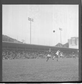 Fotografia "CAMPEONATO CARIOCA DE PROFISSIONAIS DE 1963 (1º TURNO) Jogos - Campeonato Carioca. Flamengo x Madureira (5 x 0) - Vasco x América (2 x 0) e Fluminense x Portuguesa (1 x 1). e Peter Kedzierski, homem voador dos EUA, (Vôo)" ([Local n/d] , 1963) [negativo]. / Fotógrafo(a): Equipe.  -- ITEM-0155.