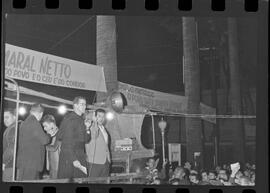 Fotografia "Comício; 'COMÍCIOS' Comício Amaral Neto no Largo do Machado" ([Local n/d] , 1963) [negativo]. / Fotógrafo(a): Veneziano.  -- ITEM-0006.