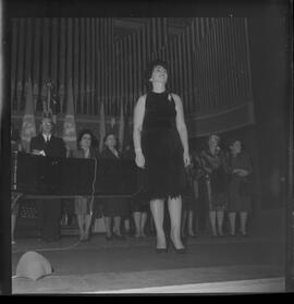 Fotografia "Concurso internacional de Canto; 'CONCURSO INTERNACIONAL DE CANTO' Concurso Internacional de Canto apresentação de candidatos)" ([Local n/d] , 1963) [negativo]. / Fotógrafo(a): Roberto.  -- ITEM-0006.