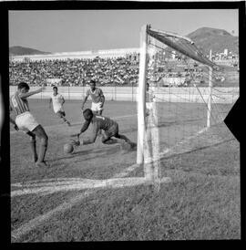 Fotografia "FUTEBOL = 'CAMPEONATO CARIOCA DE PROFISSIONAIS' Jogo Flamengo x Botafogo (3 x 1), America x Portuguesa (2 x 1), Madureira x Bangu (1 x 2), C. Grande x S. Cristovão (1 x 0) e C. Rio x Olaria (1 x 7), Reportagem de Esporte" ([Local n/d] , 1963) [negativo]. / Fotógrafo(a): Equipe.  -- ITEM-0315.