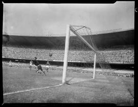 Fotografia "Esporte - Futebol - Fluminense x Vasco" ([Local n/d] , [Data n/d]) [negativo]. / Fotógrafo(a): Ângelo.  -- ITEM-0009.