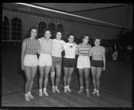 Fotografia "Voleibol - Selecionados brasileiros de voleibol = masculino e feminino" ([Local n/d] , [Data n/d]) [negativo]. / Fotógrafo(a): [Autoria n/d].  -- ITEM-0006.