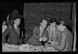 Fotografia "FESTIVAL BRASILEIRO DE ESCRITORES' FESTIVAL DE ESCRITTORES [ESCRITORES] (Preparativos) Com a presença do escritor Viriato Corrêa)" ([Local n/d] , 1963) [negativo]. / Fotógrafo(a): Pedro; Venê.  -- ITEM-0018.