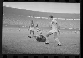 Fotografia "CAMPEONATO CARIOCA DE PROFISSIONAIS DE 1963 (1º TURNO) Jogos - Campeonato Carioca. Flamengo x Madureira (5 x 0) - Vasco x América (2 x 0) e Fluminense x Portuguesa (1 x 1). e Peter Kedzierski, homem voador dos EUA, (Vôo)" ([Local n/d] , 1963) [negativo]. / Fotógrafo(a): Equipe.  -- ITEM-0093.