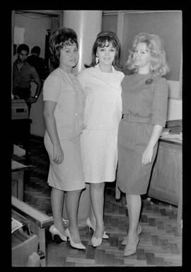 Fotografia "Concurso 'Miss' Objetiva de 1963' Rep c/ Miss Objetiva Srta. Marlene Garcia Bastos, representante do Banco Mercantil de Minas Gerais) e outras sem identificação" ([Local n/d] , 1963) [negativo]. / Fotógrafo(a): Pedro.  -- ITEM-0006.