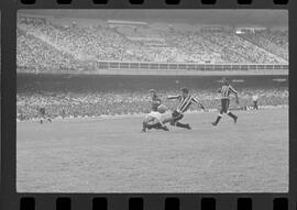 Fotografia "FUTEBOL = 'CAMPEONATO CARIOCA DE PROFISSIONAIS' Jogo Flamengo x Botafogo (3 x 1), America x Portuguesa (2 x 1), Madureira x Bangu (1 x 2), C. Grande x S. Cristovão (1 x 0) e C. Rio x Olaria (1 x 7), Reportagem de Esporte" ([Local n/d] , 1963) [negativo]. / Fotógrafo(a): Equipe.  -- ITEM-0156.