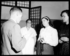 Fotografia "Zulmira Galvão Bueno, fotografias na capela da penitenciária, reportagem de L. Belo" ([Local n/d] , [Data n/d]) [negativo]. / Fotógrafo(a): Jankiel.  -- ITEM-0005.