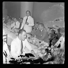 Fotografia "Banquete oferecido por 'UH' ao Vasco da Gama, super-campeão carioca de 1958, Esportes" ([Local n/d] , 1958) [negativo]. / Fotógrafo(a): Equipe.  -- ITEM-0012.