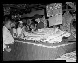 Fotografia "Feiras Livres - Rio de Janeiro (em geral) Feira livre em Copacabana, Reportagem Geral" ([Local n/d] , [Data n/d]) [negativo]. / Fotógrafo(a): Jean Manzon.  -- ITEM-0055.