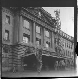 Fotografia "Greve dos Ferroviários da Leopoldina' Greve dos Ferroviários (Reportagem com na Estação de Barão de Mauá), Reportagem de Duarte" ([Local n/d] , 1963) [negativo]. / Fotógrafo(a): Gomes.  -- ITEM-0004.