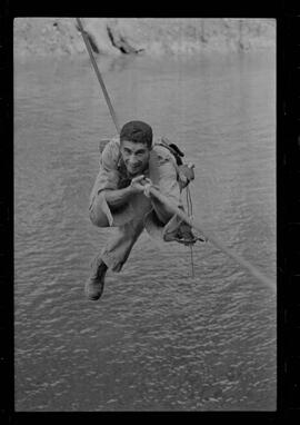 Fotografia "Manobras em Ribeirão das Lages (Paraquedistas: Sobrevivência na Selva operação); 'PARAQUEDISTAS' PARAQUEDISTAS em manobra em Ribeirão das Lages" ([Local n/d] , 1963) [negativo]. / Fotógrafo(a): Méra; Caban.  -- ITEM-0009.