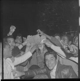 Fotografia "Conflitos' Conflitos - Passeatas - Polícia militar agride povo na Leopoldina - á favor das reformas de bases" ([Local n/d] , 1963) [negativo]. / Fotógrafo(a): Paulo; Venê; André; Alvaro; Pinto.  -- ITEM-0108.