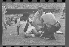 Fotografia "Jogos Campeonato Carioca; 'CAMPEONATO CARIOCA DE 1963' de PROFISSIONAIS (1º Turno) Jogos Vasco x Fluminense (3 x 1) Botafogo x Canto do Rio (3 x 0) America x Madureira (5 x 2) e Olaria x Portuguesa, Reportagem de Esporte" ([Local n/d] , 1963) [negativo]. / Fotógrafo(a): Equipe.  -- ITEM-0070.