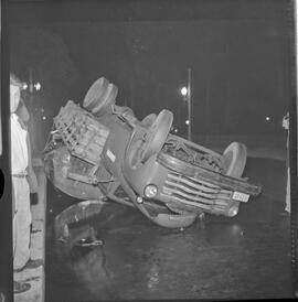 Fotografia "Desastres Capotagem na Avenida Presidente Vargas Caminhão Carregado, Reportagem de Barroso" ([Local n/d] , 1963) [negativo]. / Fotógrafo(a): José Gomes.  -- ITEM-0001.