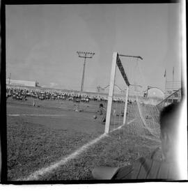 Fotografia "Jogos Campeonato Carioca; 'CAMPEONATO CARIOCA DE 1963' de PROFISSIONAIS (1º Turno) Jogos Vasco x Fluminense (3 x 1) Botafogo x Canto do Rio (3 x 0) America x Madureira (5 x 2) e Olaria x Portuguesa, Reportagem de Esporte" ([Local n/d] , 1963) [negativo]. / Fotógrafo(a): Equipe.  -- ITEM-0304.