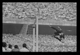 Fotografia "FUTEBOL = 'CAMPEONATO CARIOCA DE PROFISSIONAIS' Jogo Flamengo x Botafogo (3 x 1), America x Portuguesa (2 x 1), Madureira x Bangu (1 x 2), C. Grande x S. Cristovão (1 x 0) e C. Rio x Olaria (1 x 7), Reportagem de Esporte" ([Local n/d] , 1963) [negativo]. / Fotógrafo(a): Equipe.  -- ITEM-0291.