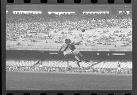 Fotografia "Jogos Campeonato Carioca; 'CAMPEONATO CARIOCA DE 1963' de PROFISSIONAIS (1º Turno) Jogos Vasco x Fluminense (3 x 1) Botafogo x Canto do Rio (3 x 0) America x Madureira (5 x 2) e Olaria x Portuguesa, Reportagem de Esporte" ([Local n/d] , 1963) [negativo]. / Fotógrafo(a): Equipe.  -- ITEM-0252.